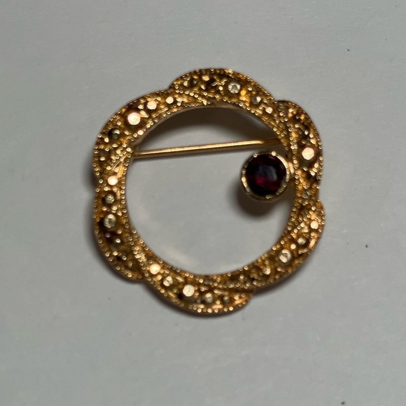 gold tone textured round brooch pin garnet rhinestone - Picture 1 of 4